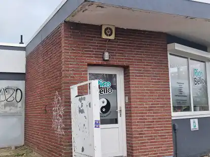 Gelegen neben dem Kickers-Stadtion und gegen&uuml;ber vom Sch&uuml;tzenplatz: Dort befindet sich der Salon &bdquo;Pico Bello&ldquo;. Noch. Denn dieser Bereich ist als &bdquo;Reines Wohngebiet&ldquo; klassifiziert. Damit ist der Salon nicht erlaubt. Bild: Peter Saathoff