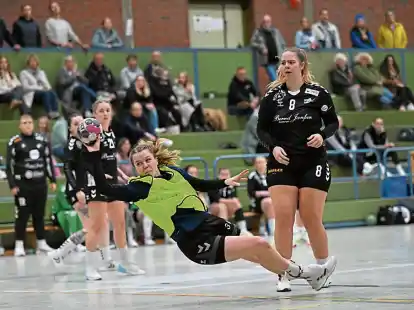 Die WSSV-Frauen (in schwarz) unterlagen der HSG Friedeburg/Burhafe klar mit 13:25 Toren.