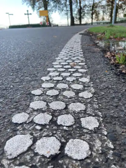 Am Abzweig nach Falkenberg sind die Fahrbahn-Markierungen installiert worden, die beim &Uuml;berfahren Ger&auml;usche von sich geben.