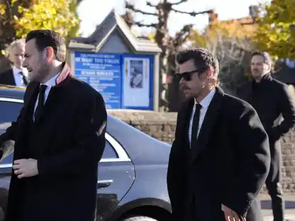 Ehemalige Weggef&auml;hrten wie Harry Styles (rechts) treffen zur Trauerfeier f&uuml;r Liam Payne ein.  (Andrew Matthews/PA Wire/dpa)