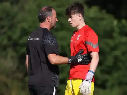 Strebt stetig nach Verbesserung: Keno Meyer im Austausch mit Torwarttrainer Norman Becker