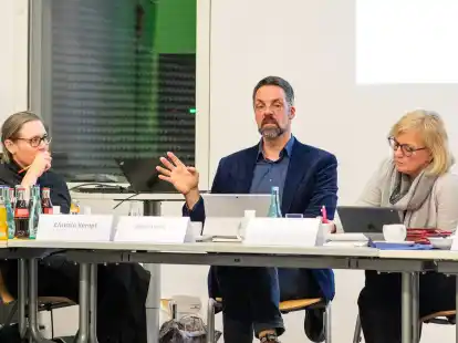 &bdquo;Fraglich, ob 100.000 Euro Planungskosten reichen&ldquo;: Jens L&uuml;ning bei der Schulausschuss-Sitzung. Bild: Axel Pries