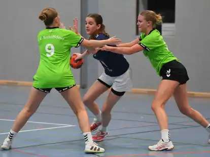 Die B-Juniorinnen der HG (in Blau) lagen in Altenwalde schon nach neun Minuten mit f&uuml;nf Toren im Hintertreffen.