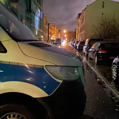 Die Polizei hat einzelne Abschnitte auf der B&ouml;rsenstra&szlig;e abgesperrt.