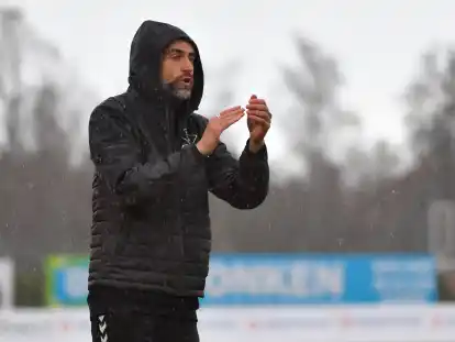 Diese Szene gibt&rsquo;s an diesem Samstag nicht im Marschwegstadion: VfB-Trainer Dario Fossi im Regen.