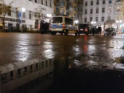 Mit mehreren Fahrzeugen &ndash; teils auch zivil &ndash; steuerten die Beamten den Bereich B&ouml;rsen-/Ecke Marktstra&szlig;e an.