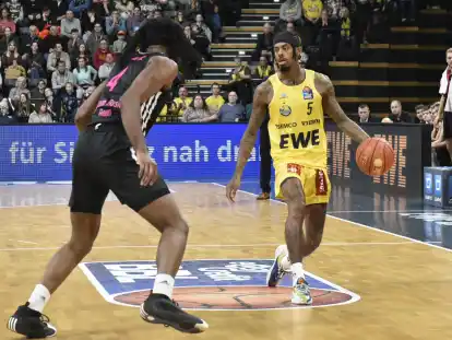 Der neue Mann im Oldenburger Trikot: Baskets-Zugang Ty Nichols (rechts) wird hier vom Bonner Phlandrous Fleming Jr. verteidigt.