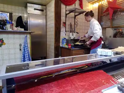 Vivien Klein br&auml;t vorsichtig das Engelshaar bei niedriger Hitze.