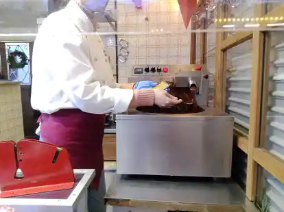 Schlie&szlig;lich wird die gef&uuml;llte Schokoladenform geschlossen.