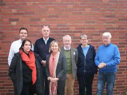 Die Mitglieder der Unabh&auml;ngigen Aufarbeitungskommission (von links): Stephan Beckmann, Melanie Hach, Christian Schrapper, Angela Faber, Hans J&uuml;rgen Hilling, Maria Feimann und Bernhard Theilmann. Au&szlig;erdem geh&ouml;ren Thomas Gro&szlig;b&ouml;lting und Thomas Sch&uuml;ller dazu. Foto: Jens Joest, Kirche-und-Leben.de