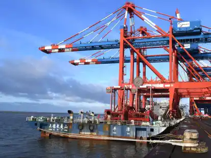 Schiffsunfall vor Spanien: Containerbrücken aus Bremerhaven im Sturm