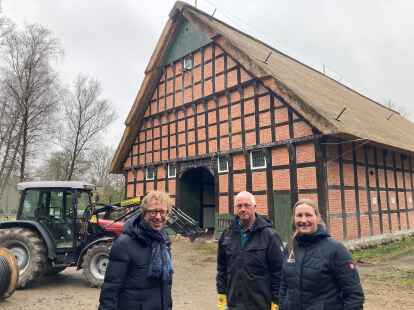 Eine bereits abgeschlossene Sanierung: Museumsdirektor Dr. Torsten W. M&uuml;ller, Tierwirt Heiner Harling und die Leiterin der Abteilung Gr&uuml;n- und Au&szlig;enanlagen, Jutta Tellmann (von links), freuen sich unter anderem &uuml;ber das neue Reetdach auf dem Hof Haake.