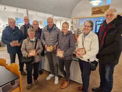 Mit den Nachbildungen der mittelalterlichen Fliesen: Horst Linnemann (Spender, von links), Wilhelm Rippen (Klosterfreunde), Anne Linnemann (Spenderin), Dietmar Bruns (Klosterfreunde), Lars B&ouml;hm (Firma Voigt und B&ouml;hm), Mirka B&ouml;hm (Firma Voigt und B&ouml;hm), Gesine Rademacher (Klosterfreunde) und Klaus Rademacher (Klaus Rademacher).
