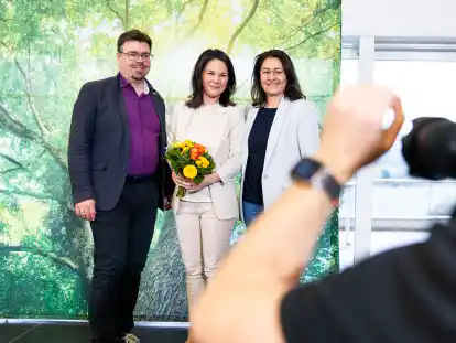 Aufstellung der Landeslisten bei den nieders&auml;chsischen Gr&uuml;nen: Helge Limburg (von links), Au&szlig;enministerin Annalena Baerbock und Spitzenkandidatin Filiz Polat stellen sich in Hannover den Fotografen.