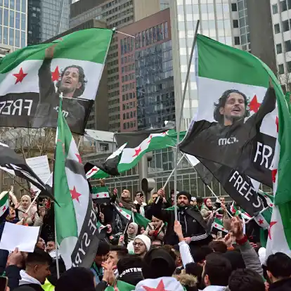 Befreiungsfeier: Syrer feiern in Frankfurt ausgelassen den Sturz des Assad Regime und die Befreiung Syriens. In Deutschland hat eine Debatte &uuml;ber eine m&ouml;gliche R&uuml;ckkehr der Gefl&uuml;chteten begonnen.