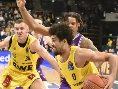 Vorbeigezogen: Oldenburgs Len Schoormann (vorne) geht an seinem G&ouml;ttinger Gegenspieler Dejon Hammond vorbei. Artur Konontsuk (links) beobachtet die Szenerie.