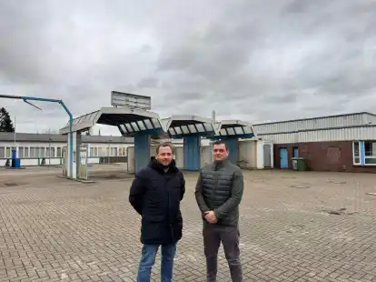 Die Gesch&auml;ftsf&uuml;hrer (von links:) Konstantin und Andreas Maz freuen sich &uuml;ber den neuen Standort des Autohauses Wessels in Wittmund, der unter anderem eine SB-Waschanlage bieten soll.