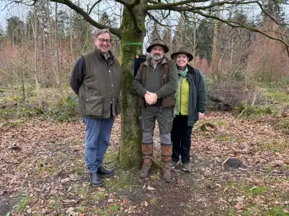 Erarbeiten zusammen die Entwicklung des Ged&auml;chtniswaldes in Friedeburg: Enno Herlyn (v.l.), Siegfried Bley und Ina Budde.