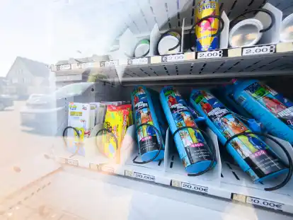 Ein Warenautomat, unter anderem mit Lachgasflaschen best&uuml;ckt, steht vor einem Ladengesch&auml;ft: Auch im Nordwesten wird &uuml;ber ein Verkaufsverbot der Partydroge an Minderj&auml;hrige diskutiert.