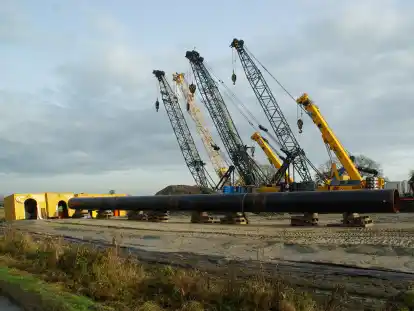 An der B436 zwischen Etzel und Horsten hat der Bau der Gas-/Wasserstoff-Pipeline &bdquo;EWA&ldquo; begonnen. Sie f&uuml;hrt von Etzel durch das &bdquo;Nadel&ouml;hr Bockhorn&ldquo; bis nach Wardenburg (Kreis Oldenburg).
