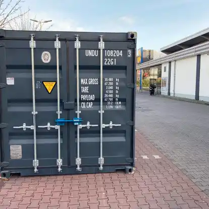 Viele Superm&auml;rkte &ndash; wie hier ein Discounter in Oldenburg &ndash; lagern Feuerwerk in Containern auf dem Gel&auml;nde. Diebe brechen diese teilweise auf, noch bevor die Ware in den Regalen liegt.