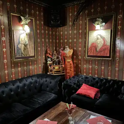 Im Cheri Club in Emden ist es stellenweise weihnachtlich dekoriert.