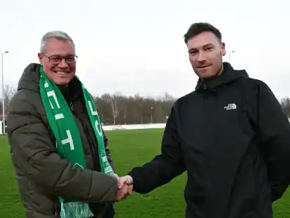Erich Saueressig (2. Vorsitzender der Larrelter) setzt vollstes Vertrauen in Patrick Bygus (rechts im Bild), der ab Sommer den Cheftrainer-Posten des Bezirksligisten bekleiden wird.