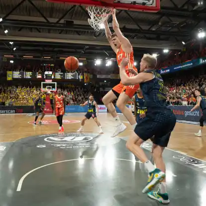 Assertif : Johann Grünloh de Vechta (à droite) dunk contre Seth Hinrichs d'Oldenburg.