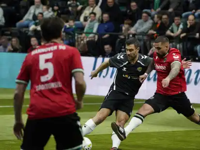 Treffsicher präsentierte sich Sokratis (schwarzes Trikot) am Freitagabend für das Allstar-Team. Für Hannover 96 lief Bjrön Lindemann (Nummer 5) auf.