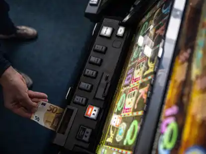 Glücksspielsucht verursacht große Schäden: Zwei Suchtberaterinnen berichten von ihren Erfahrungen.