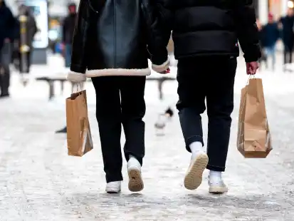 Passanten mit bepackten Einkaufst&uuml;ten &ndash; davon soll mehr geben, hoffen die Kommunen und stellen City-Managerinnen und -Manager ein.