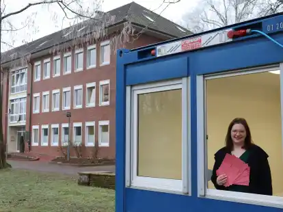 Sabrina Remde steht mit Wahlbriefen in dem blauen Container vor dem Rasteder Rathaus. Hier k&ouml;nnen diejenigen, die am Wahltag keine Zeit haben, vom 7. bis 21. Februar ihre Stimme abgeben.