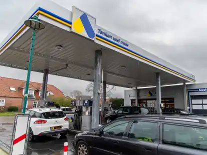 Es ist 10 Uhr, und alle Zapfsäulen sind besetzt: Das ist Alltag in Bunde.