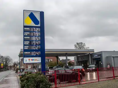 1,85 Euro fürs Superbenzin: Das ist nicht wenig in Bunde, aber deutlich weniger als nebenan in Bad Neuschanz. Bild: Axel Pries