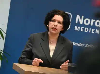 Mit Elan: BSW-Co-Vorsitzende Amira Mohamed Ali bei der Wahlarena im Medienhaus der NWZ in Oldenburg.