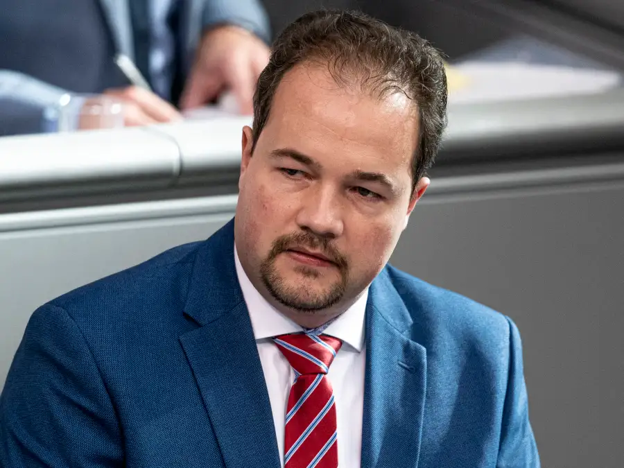 Martin Sichert (AfD) steht vor der Wahl Rede und Antwort