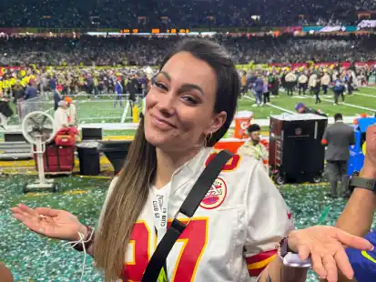 Am Ende des Super-Bowl-Finales steht Kansas-City-Fan Stephanie Schutta in der ersten Reihe im Caesars Superdome im gr&uuml;n-wei&szlig;en Konfettiregen. Die Philadelphia Eagles haben klar gewonnen.