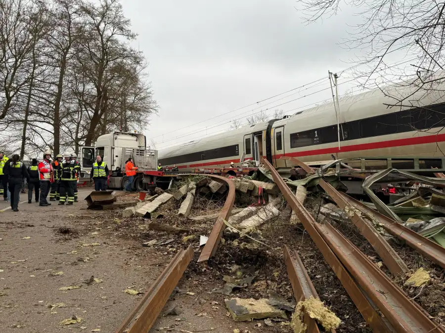 Bahn-Unfall: ICE stößt in Hamburg-Rönneburg mit Lkw zusammen – Ein ...