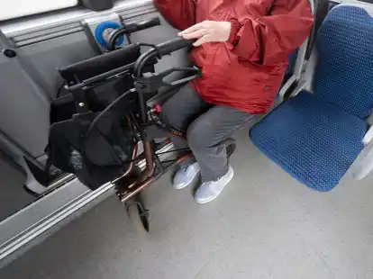 Eine Frau sitzt mit einem Rollator in einem Bus. Die Senioren in der Wesermarsch bem&auml;ngeln, dass es zu wenig Platz f&uuml;r Rollatoren in Bussen gibt. (Symbolbild)