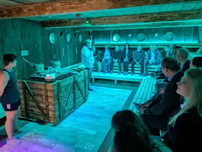 Den Ehreng&auml;sten der Sauna-Einweihung unter dem Dach des Badewerks Neuharlingersiel boten die Saunameister Lena Poplawski und Kay Renz eine anregende Demonstrationsshow mit Musik und Lichteffekten.