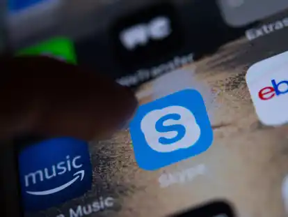 Das Logo der App des Messengers Skype ist auf dem Display eines Smartphones zu sehen.