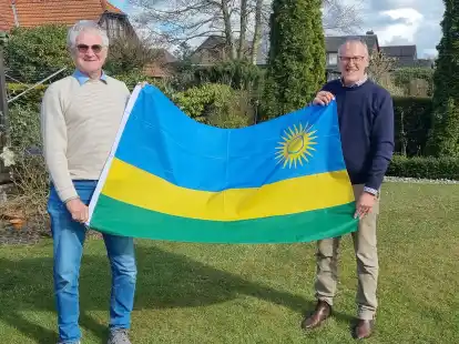 Hans-Jürgen Bremer (left) and Gerd Beckmann stand up for Rwanda.