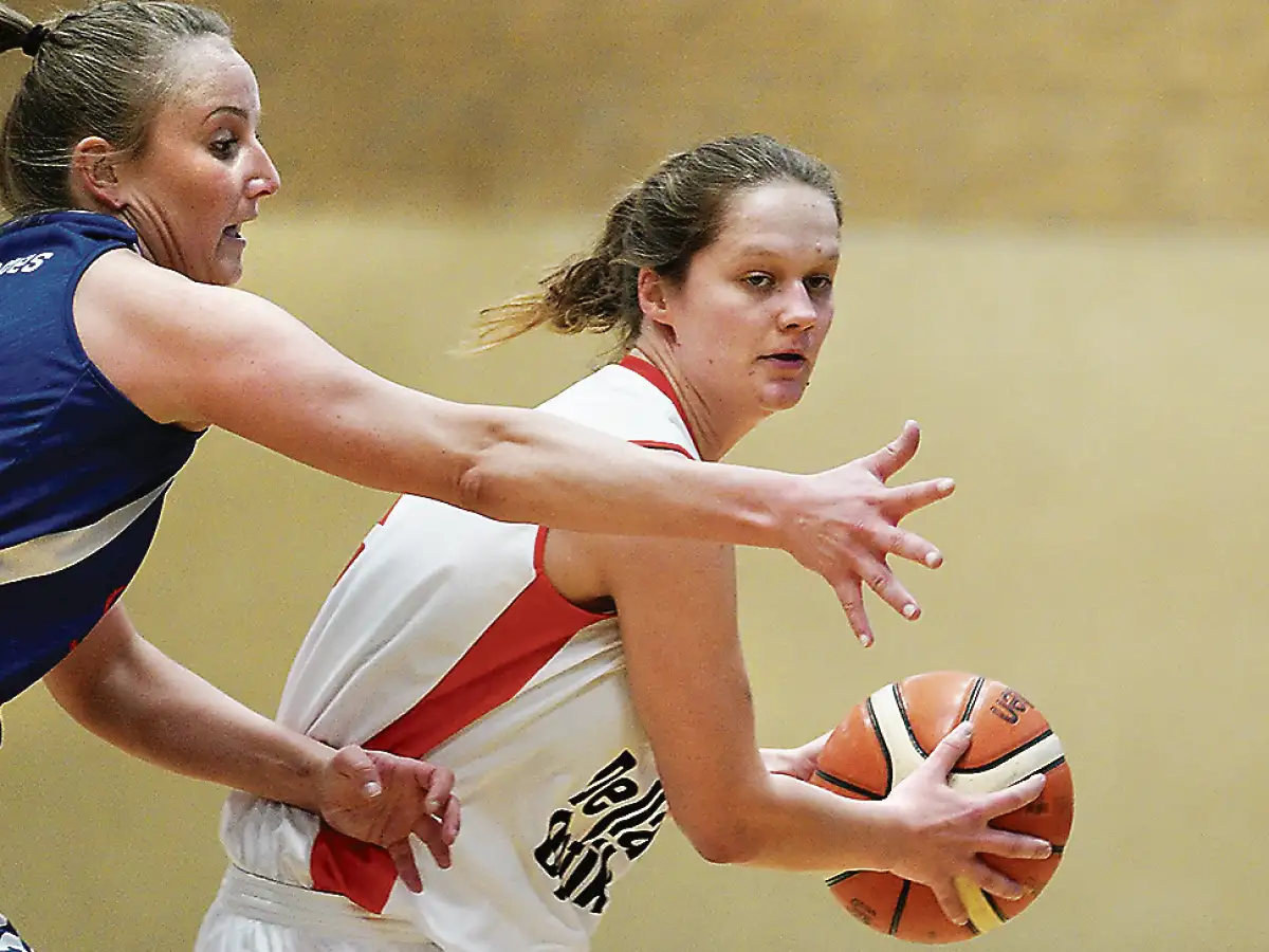 Tuula Kahl (OTB) and Isabel Dinklage (BTB Royal Ladies) in action.