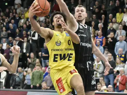 Len Schoormann of Oldenburg defends against Jan Niklas Wimberg of Hamburg