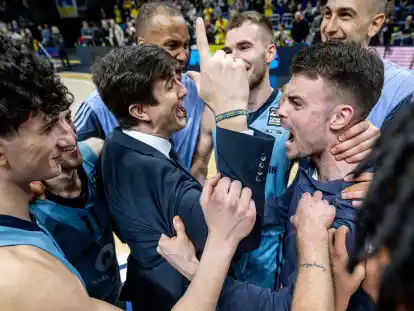 Alba Berlin celebrates a victory.