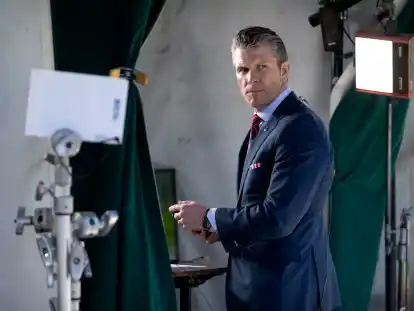 US-Verteidigungsminister Pete Hegseth bereitet sich auf ein Fernsehinterview vor dem Wei&szlig;en Haus vor. Er soll brisante Informationen zu einem Angriff auf die Huthi-Miliz in einem Signal-Chat geteilt haben.