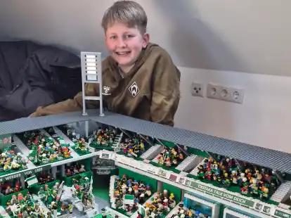Grün-Weißer Baumeister: Tamme Jeß vor seinem detailgetreuen Weserstadion aus Lego