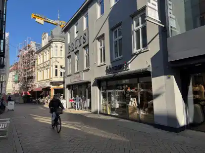 Hat geöffnet: Der Spielzeugladen „Scharmann’s“ in der Haarenstraße läuft – wie das Geschäft in der Achternstraße – erstmal weiter.