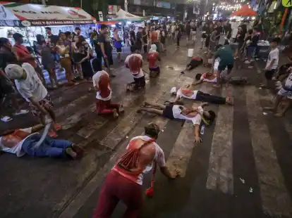 Einwohner von Bangkulasi schlagen sich mit Bambuspeitschen auf den R&uuml;cken, um Bu&szlig;e zu tun, sagen sie.