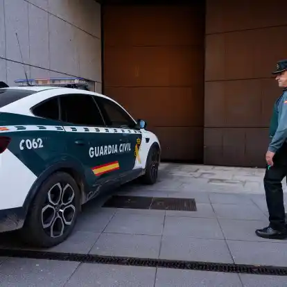 Spanische Polizisten haben drei Kinder befreit, die von ihren deutschen Eltern jahrelang zu Hause in der nordspanischen Stadt Oviedo eingesperrt worden waren.